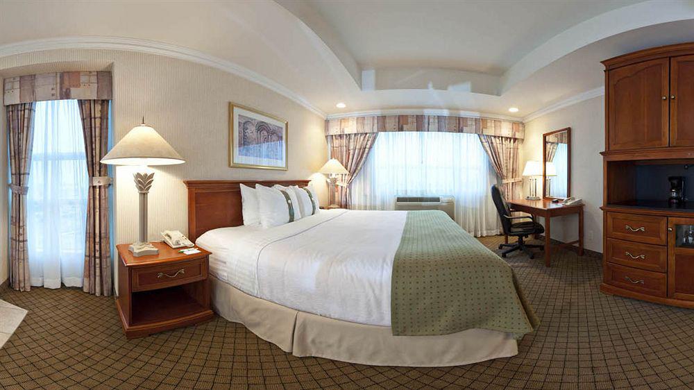 Holiday Inn & Suites Oakville At Bronte, An Ihg Hotel Экстерьер фото